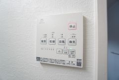 浴室暖房乾燥機には、暖房、乾燥、涼風、換気の4つの機能が付いています。タイマー付きです。換気・雨の日の洗濯も安心です＾＾