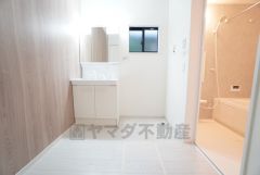 洗面台、洗濯機置き場、バスルームが連なっている、生活導線の考えられた作りになっています。