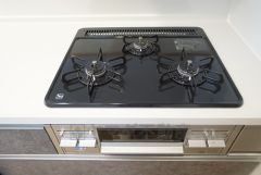 3種類の料理が同時に調理できる、3口ガスコンロ。忙しい夕食の支度時間が短縮できて効率よくお料理が楽しめます。