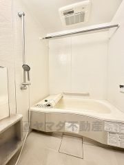 1日の疲れを癒すくつろぎのバスルーム。足を伸ばしてもゆったりと入れるサイズです。お子様と一緒にお風呂に入っても狭くないですね＾＾ 