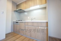 収納も、作業スペースも広々と設けられた使いやすいシステムキッチンです＾＾すぐ横にカウンター＆収納スペースあり＾＾