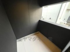 幅広のインナーバルコニーは多少の雨でも洗濯物を守ってくれ、家事を助けてくれること間違いなし。眩しすぎる日差しも和らげます。