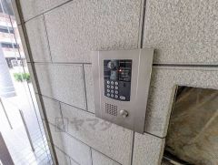 防犯性もばっちり、TVモニター付きインターホン完備。来訪者の顔が見えるので、安心＾＾お子さん1人での留守番時にも活躍しそうです。