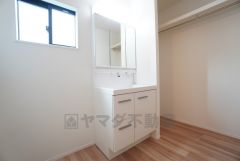 三面鏡裏収納付き洗面化粧台です＾＾ 歯磨きセットやスキンケア用品などの収納に便利ですね。 生活感も隠すことができ、来客時にも安心です。 