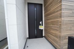 玄関には屋根があるので雨の日も安心してカバンの中から鍵が探せますね＾＾