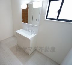 三面鏡つき洗面台。収納も一体型になっているので、ドライヤーやヘアアイロンの置き場に困りませんね。