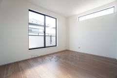 主寝室としてお使いいただけそうなこちらのお部屋は、日当たりが良く、爽やかな風を感じて起きる朝は、快適生活の始まりに。