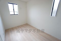 2面採光を確保した明るい室内は、風通しも良く、大変居心地の良い空間となっております。日当たりがよく、子供部屋としての利用もおすすめ。