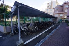 大切な自転車を守れるようロック付きの自転車置き場になっております。