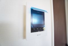 防犯はもちろん、セールスマン対策にもなるモニター付きインターホンです。 来訪者の顔が見えるので安心ですね＾＾