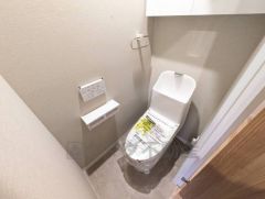 ウォシュレット、暖房便座、節電・節水機能など、使い勝手のよい高機能トイレです。上部には収納棚が付いています＾＾ 