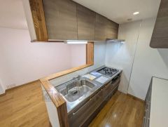 対面式キッチンなのでリビングにいるご家族とコミュニケーションを取りながら洗い物や、お料理が楽しめそうですね＾＾ 