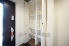 玄関扉にスリットのある明るい玄関です＾＾シューズボックス付きなので、家族全員の靴がきれいに整頓できます。