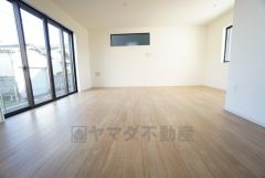 大きな掃き出し窓のあるリビングは、陽光あふれる明るい空間です。ゆったりと寛げる憩いの場となりそうです。