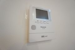 防犯性、セキュリティー対策に安心できるテレビモニター付きインターフォンです。セールスマン対策にもなり安心できます。施錠解錠がボタン一つできるスイッチ付き＾＾