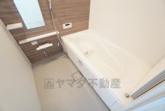 1日の疲れを癒すくつろぎのバスルーム。足を伸ばしてもゆったりと入れるサイズです。お子様と一緒にお風呂に入っても狭くないですね＾＾