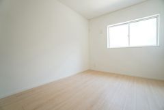 主寝室としてお使いいただけそうなこちらのお部屋は、日当たりが良く、爽やかな風を感じて起きる朝は、快適生活の始まりに。