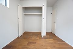 木の温もりがやさしいフローリングとシンプルなクロスで住む人のこだわりを活かす洋室＾＾