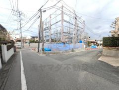 前面道路は東側約4ｍの公道に面しています。