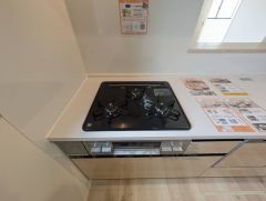 3種類の料理が同時に調理できる、3口ガスコンロ。忙しい夕食の支度時間が短縮できて効率よくお料理が楽しめます。