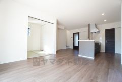 家族が集まる開放的なリビング。思い思いの時間を過ごしたり食事をしたり、素敵な団らんの場になりますね。