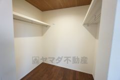 寝室にはハンガーパイプ付きのウォークインクローゼットが設けられています。たっぷり収納できるので衣替えの心配もいりませんね＾＾その他居室にもウォークインクロゼットｏｒクローゼット付き＾＾