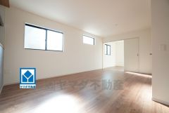 窓から光が差し込む明るいリビングダイニングです＾＾