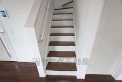 小さなお子様やご高齢の方にも配慮された手摺り付き階段です。大きな窓からは自然光がたっぷり入ります＾＾