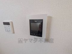 防犯はもちろん、セールスマン対策にもなるモニター付きインターホンです。 来訪者の顔が見えるので安心ですね＾＾