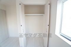 洋室にはハンガーパイプ付きのクローゼットが設けられています。たっぷり収納できるので衣替えの心配もいりませんね＾＾