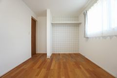 家具を選ばないナチュラルな色合いの壁紙とフローリングです。