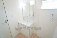 三面鏡裏収納付き洗面化粧台です＾＾ 歯磨きセットやスキンケア用品などの収納に便利ですね。 ランドリースペース上部には窓も付いており換気に便利です＾＾ 