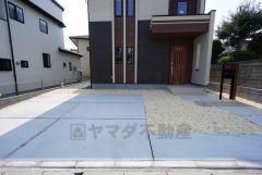 駐車スペースはゆとりある並列3台分を確保。マイカー用に、お客さま用に、余裕を持ってご利用いただけます。