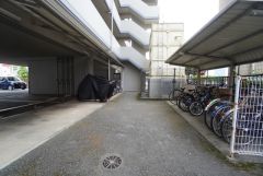 屋根付きの駐輪場があり、雨の日でも自転車を置きやすく便利です＾＾ 通勤・通学やお買い物など、日常使いにも安心ですね。