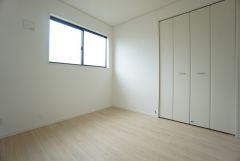 住む人のこだわりを活かす洋室。日当たりがよく、ゆとりのある暮らしが出来ます＾＾