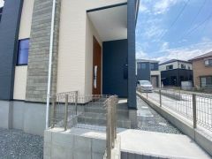 家の顔となる玄関はデザインクロスを使用しおしゃれに仕上げました＾＾屋根があるので雨の日も安心してカバンの中から鍵が探せますね＾＾ 