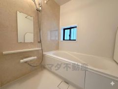 1日の疲れを癒すくつろぎのバスルーム。足を伸ばしてもゆったりと入れるサイズです。お子様と一緒にお風呂に入っても狭くないですね＾＾