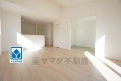 17帖。家族が集まる開放的なリビング。思い思いの時間を過ごしたり食事をしたり、素敵な団らんの場になりますね。