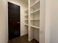 キッチン後方に広々としたパントリー付き＾＾洗面室にも近く、食料品だけでなく日用品などの収納にも＾＾