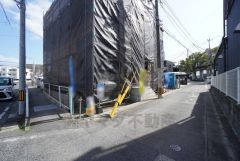 角地なので、開放感が得られます。 また、日差しが入りやすく、家の奥まで明るくなるのが嬉しいポイントです。 