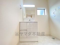 三面鏡裏収納付き洗面化粧台です＾＾