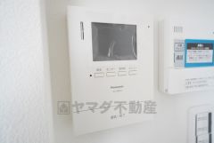 防犯はもちろん、セールスマン対策にもなるモニター付きインターホンです。 来訪者の顔が見えるので安心ですね＾＾