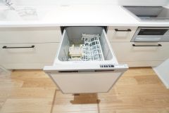 炊事時間を大幅に短縮できる食器洗浄乾燥機付き＾＾食器を洗う手間が減るので家族とのコミュニケーションの時間や自分の時間が増えますね。