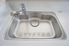 大きなお鍋も楽々洗える幅の広いシンクです＾＾ステンレスシンクなので簡単にお掃除できますよ。洗剤やスポンジもすっきりできる収納付き。