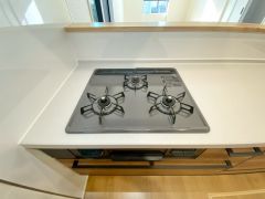 3種類の料理が同時に調理できる、3口ガスコンロ。忙しい夕食の支度時間が短縮できて効率よくお料理が楽しめます。