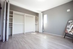 住む人のこだわりを活かす洋室。日当たりがよく、寝室としての利用もおすすめ。広めのクローゼットには荷物をすっきり片付けられ、ゆとりのある暮らしが出来ます＾＾