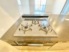 3種類の料理が同時に調理できる、3口ガスコンロ。忙しい夕食の支度時間が短縮できて効率よくお料理が楽しめます。