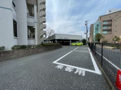 来客用駐車場を完備。 ご友人やご親族の訪問もスムーズに。敷地内に安全に駐車いただけるため、お荷物が多い時や雨の日でも快適にエントランスへアクセス可能です。 