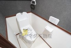 ウォシュレット、暖房便座、節電・節水機能など、使い勝手のよい高機能トイレです。 上部には収納棚が付いています＾＾