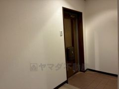 玄関を入るとすぐに廊下とトイレがあります。プライバシーが確保された、リビングがみえないつくりとなっております＾＾ 